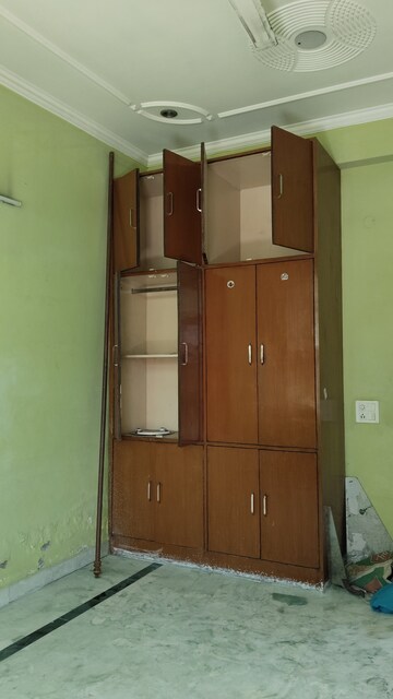 Furnished Amenities in 2.5 BHK Builder Floor at Sector 23 – for Rent