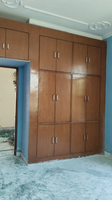 Furnished Amenities in 2.5 BHK Builder Floor at Sector 23 – for Rent