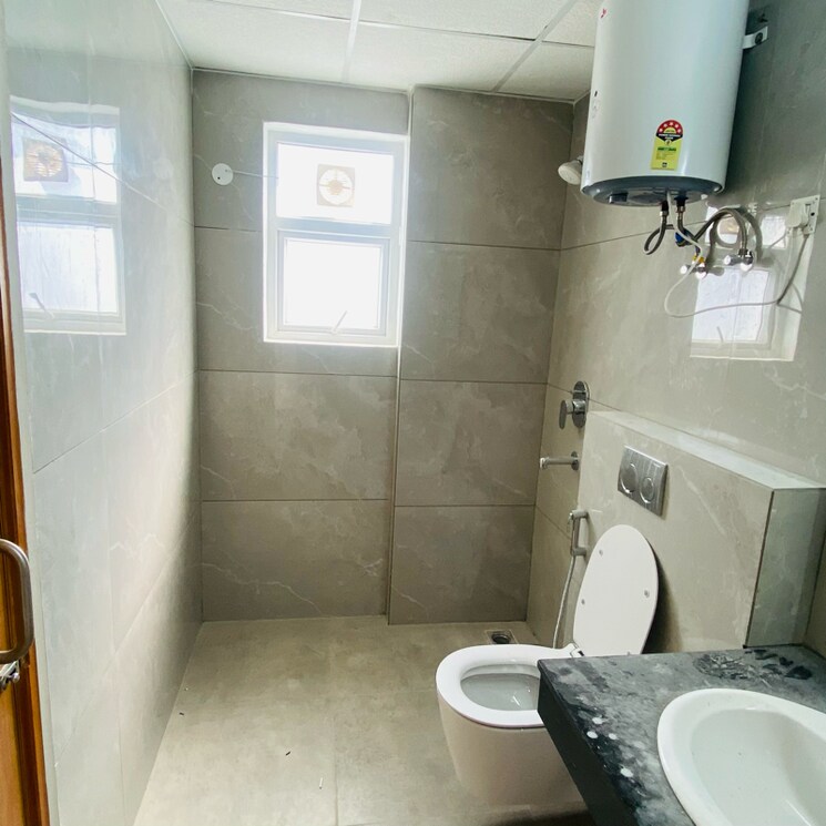 Bathroom, omaxe-lake 3 Bedroom 1950 Sq.Ft. Apartment In Mullanpur Chandigarh 8419924