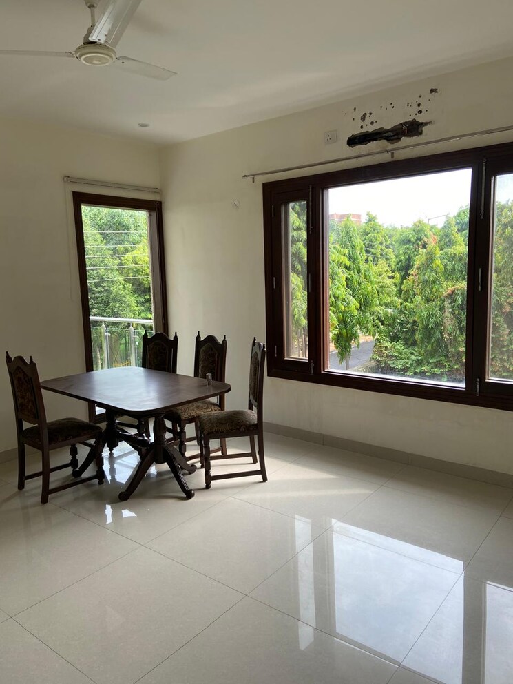 Gym, express-green 3 Bedroom 300 Sq.Mt. Builder Floor In Sector 44 Noida 8419927