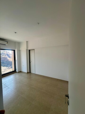 Room in 3 BHK Apartment at Kanakia Silicon Valley, Powai – for Rent