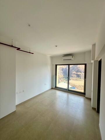 Room in 3 BHK Apartment at Kanakia Silicon Valley, Powai – for Rent