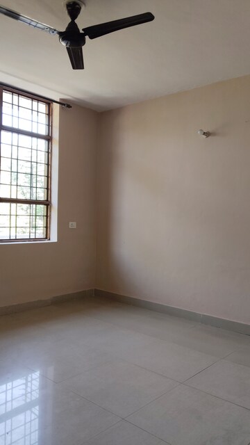 Room in 1.5 BHK Builder Floor at Sector 23 – for Rent