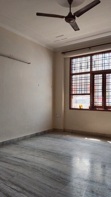 Room in 1.5 BHK Builder Floor at Sector 23 – for Rent
