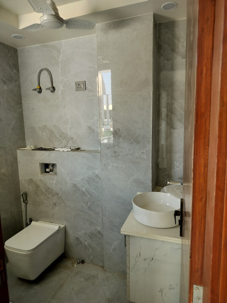 Bathroom, sultanpur 3 Bedroom 950 Sq.Ft. Builder Floor In Sultanpur Delhi 8420138
