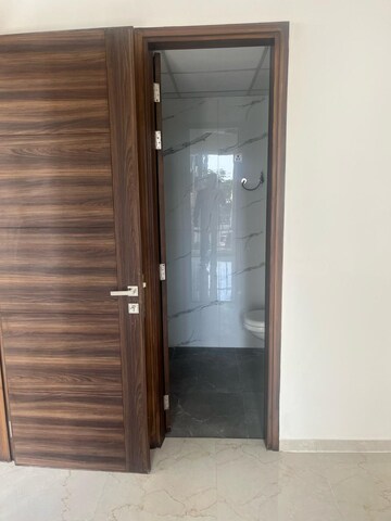 Building Lobby in 3.5 BHK Builder Floor at Smart World Gems, Sector 89 – for Rent