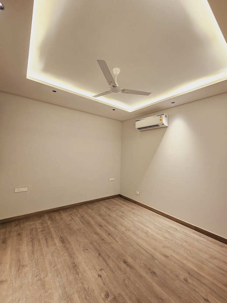 Room, auram-floor 4 Bedroom 360 Sq.Yd. Builder Floor In South City 2 Gurgaon 8420305