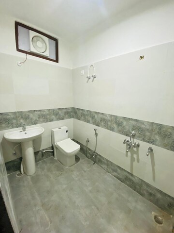 Bathroom in 2 BHK Builder Floor at DLF Vibhuti Khand, Gomti Nagar – for Rent