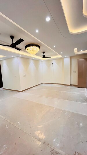 Furnished Amenities in 4 BHK Builder Floor at Hong Kong Bazaar, Sector 57 – for Sale