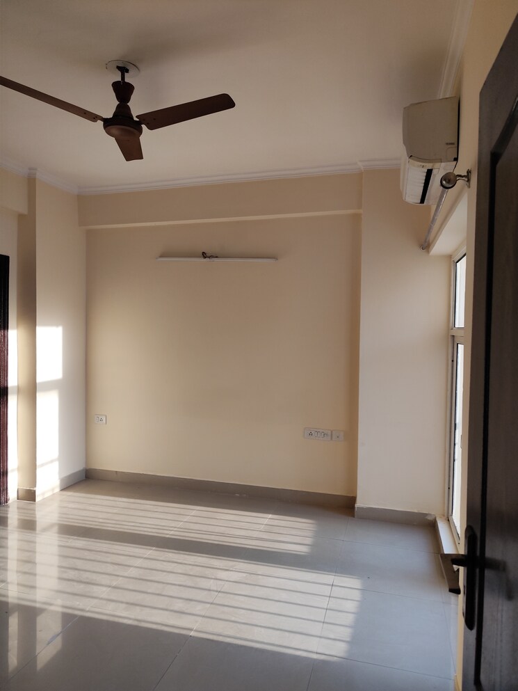 Room, aims-golf-city 2 Bedroom 950 Sq.Ft. Apartment In Sector 75 Noida 8420531