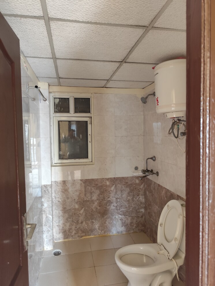 Bathroom, aims-golf-city 2 Bedroom 950 Sq.Ft. Apartment In Sector 75 Noida 8420531