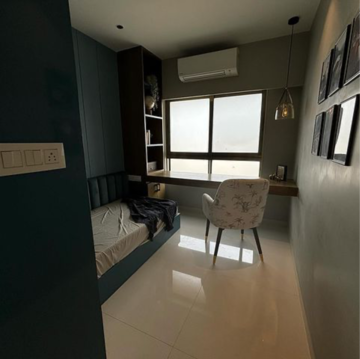 Team Area in 4 BHK Apartment at Kandivali West – for Rent