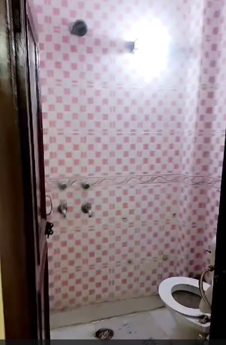 Bathroom, savitri nagar 2 Bedroom 70 Sq.Yd. Builder Floor In Savitri Nagar Delhi 8420986