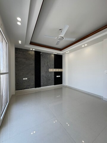 Room in 4 BHK Apartment at Spire Wood, Sector 46 – for Sale