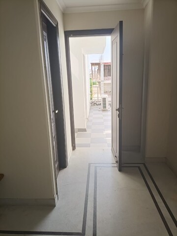 Building Lobby in 1 RK Builder Floor at DLF Pink Town House, Dlf City Phase 3 – for Rent