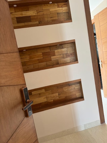 Furnished Amenities in 3 BHK Builder Floor at DLF Pink Town House, Dlf City Phase 3 – for Rent