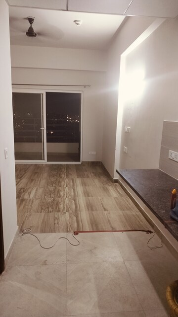Room in 1 BHK Apartment at Paramount Golfforeste, Zeta I Greater Noida – for Rent