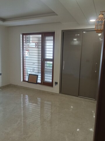 Room in 5 BHK Builder Floor at Parklands, Sector 85 – for Rent