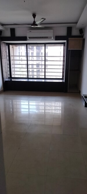 Room in 2 BHK Apartment at Montreal Tower, Andheri West – for Sale