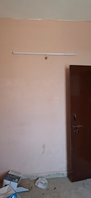 Room in 1.5 BHK Apartment at Sector 10 Greater Noida – for Sale