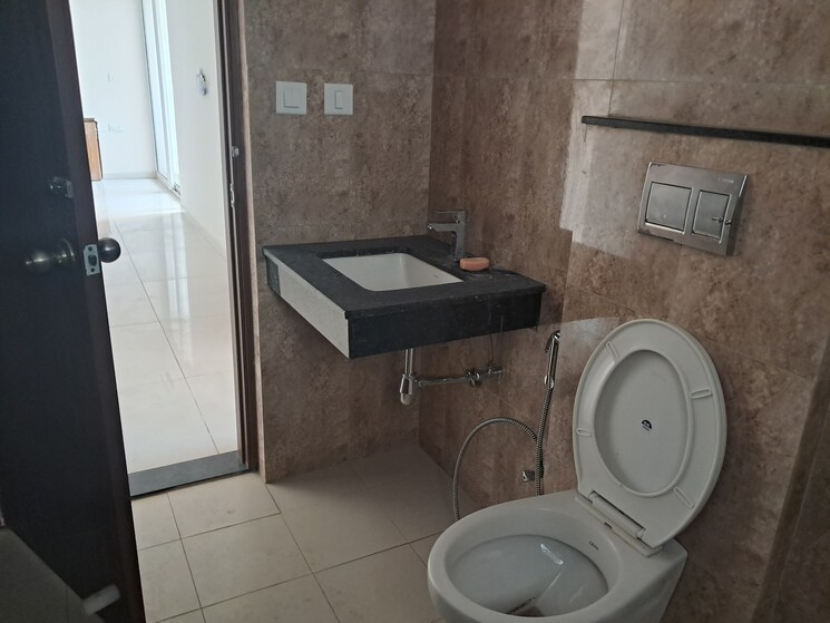 Bathroom, rohan-leher 3 Bedroom 2000 Sq.Ft. Apartment In Baner Pune 8421382