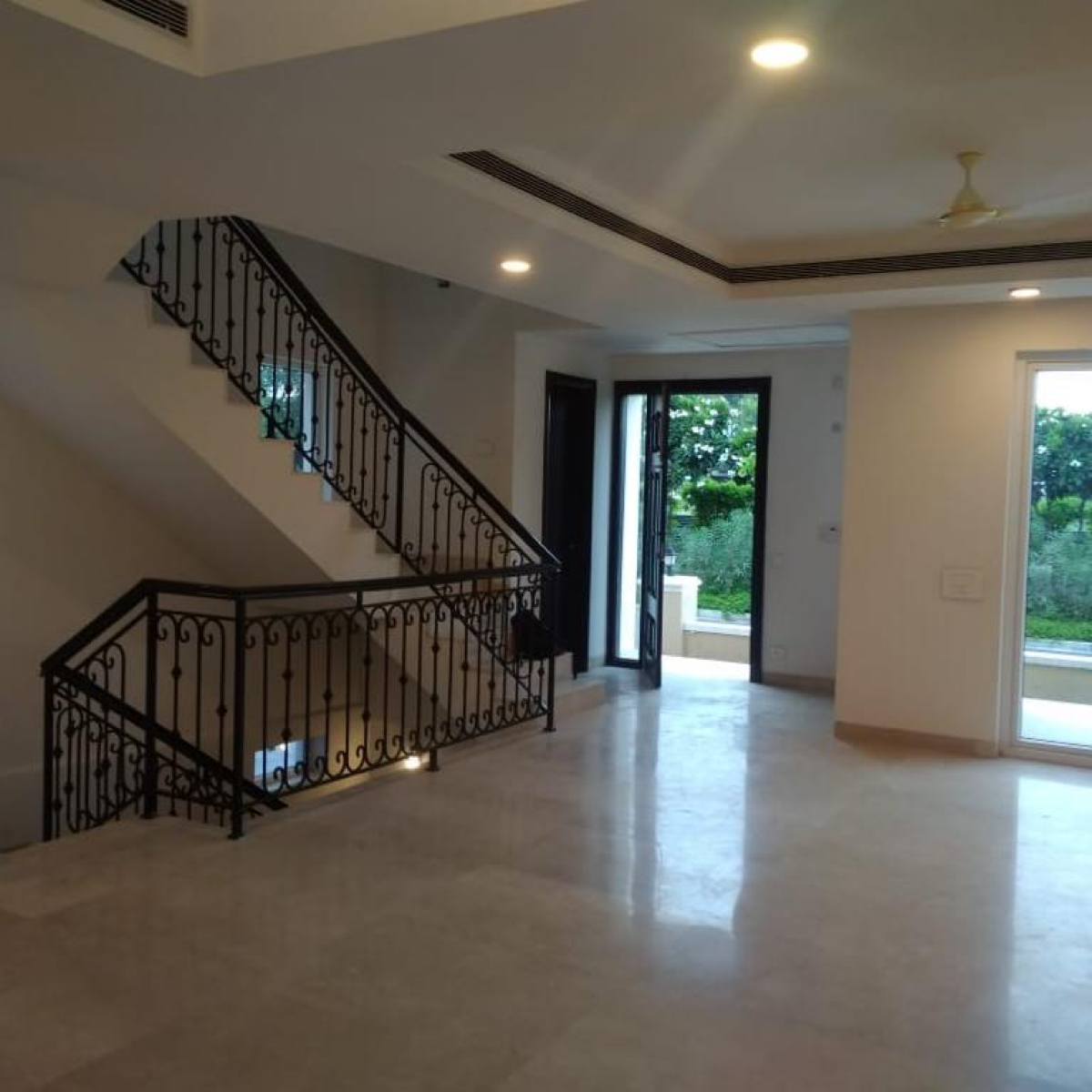 5 BHK + Servant Room,Extra Room 350 Sq.Ft. Apartment in Emaar Marbella