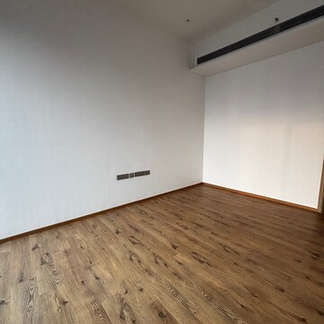Room in 4 BHK Apartment at Rustomjee Crown, Gokhale Road – for Rent
