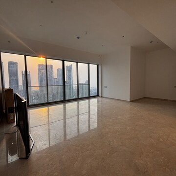 Room in 4 BHK Apartment at Rustomjee Crown, Gokhale Road – for Rent