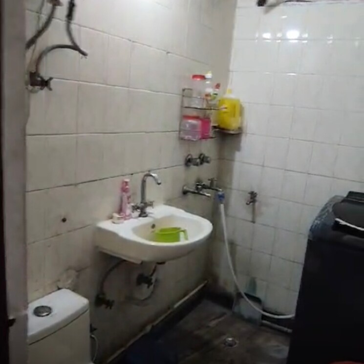 Bathroom, dayanand colony 2 Bedroom 900 Sq.Ft. Builder Floor In Dayanand Colony Delhi 8421844
