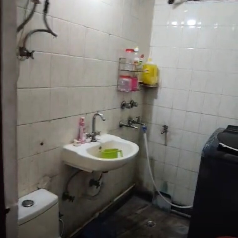 Bathroom, dayanand colony 2 Bedroom 900 Sq.Ft. Builder Floor In Dayanand Colony Delhi 8421844