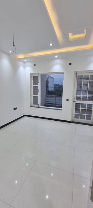 Room in 3 BHK Independent House at JakhaN-Rajpur Road – for Sale