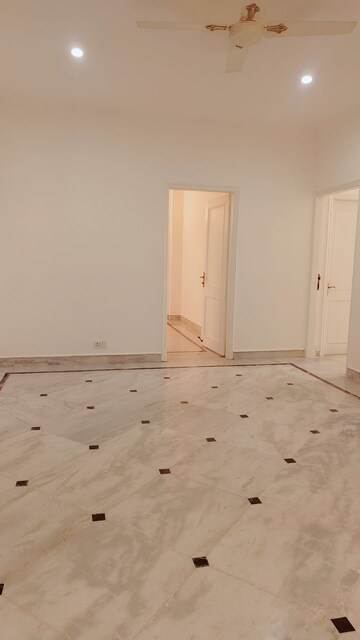 Room in 3.5 BHK Builder Floor at DLF Atria, Dlf Phase ii – for Rent