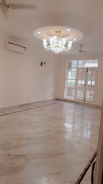 Room in 3.5 BHK Builder Floor at DLF Atria, Dlf Phase ii – for Rent
