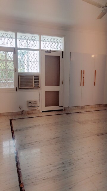 Room in 3.5 BHK Builder Floor at DLF Atria, Dlf Phase ii – for Rent