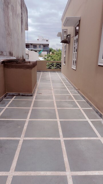 Balcony in 3.5 BHK Builder Floor at DLF Atria, Dlf Phase ii – for Rent