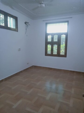 Room in 3 BHK Builder Floor at Unitech South City II, Sector 50 – for Rent
