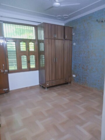 Room in 3 BHK Builder Floor at Unitech South City II, Sector 50 – for Rent