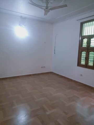 Room in 3 BHK Builder Floor at Unitech South City II, Sector 50 – for Rent