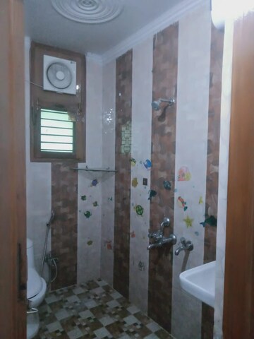 Bathroom in 3 BHK Builder Floor at Unitech South City II, Sector 50 – for Rent