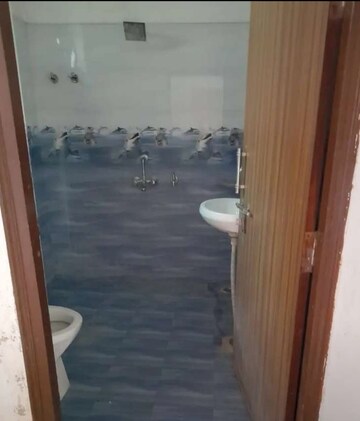 Attached Bathroom in 2 BHK Independent House at Aliganj – for Rent