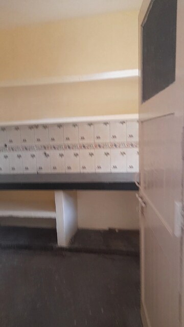 Furnished Amenities in 1.5 BHK Apartment at Mayur Vihar Phase 1 – for Rent