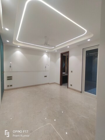 Room in 3 BHK Builder Floor at Defence Colony – for Rent