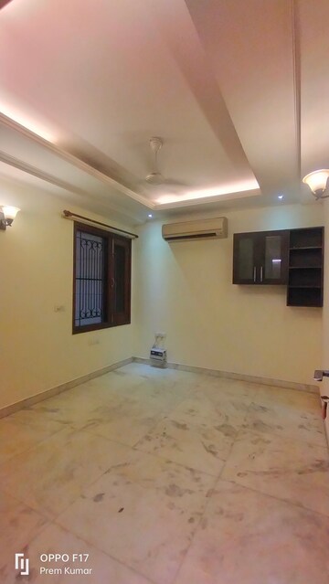 Room in 3 BHK Apartment at Defence Colony – for Rent