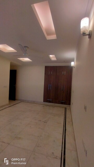 Room in 3 BHK Apartment at Defence Colony – for Rent