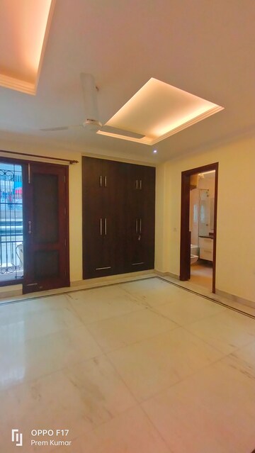 Room in 3 BHK Apartment at Defence Colony – for Rent
