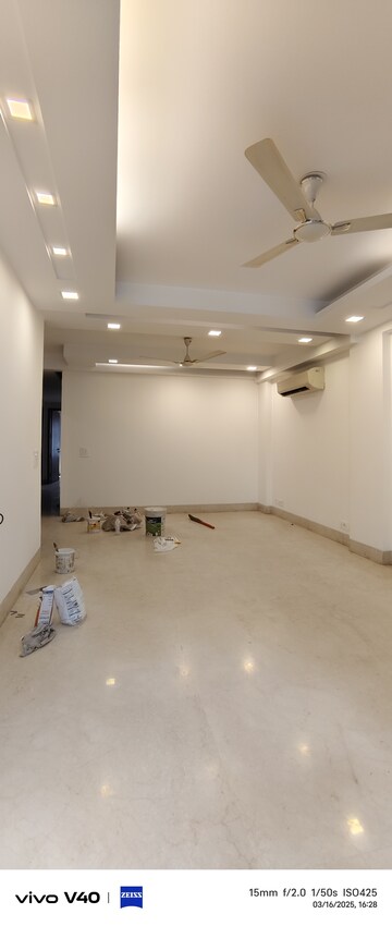 Room in 3 BHK Builder Floor at Defence Colony – for Rent
