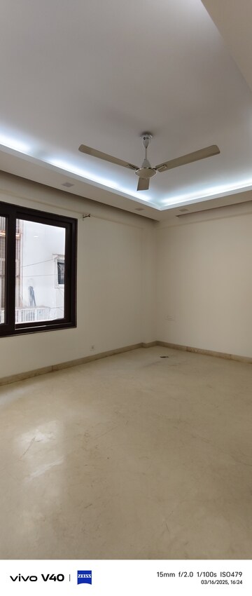 Room in 3 BHK Builder Floor at Defence Colony – for Rent