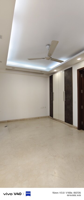 Room in 3 BHK Builder Floor at Defence Colony – for Rent