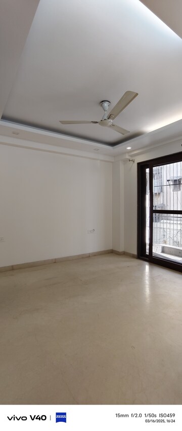 Room in 3 BHK Builder Floor at Defence Colony – for Rent