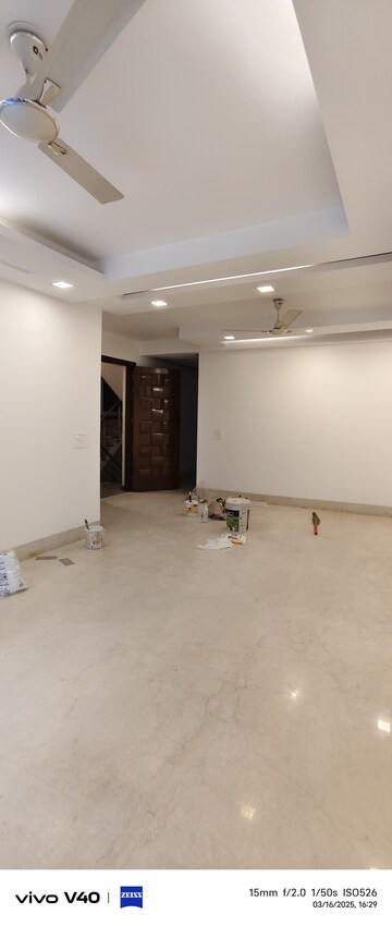 Room in 3 BHK Builder Floor at Defence Colony – for Rent
